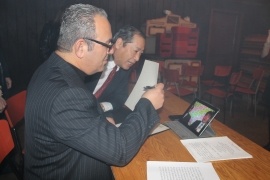 Mayor Chamberland showing the signed act on screen