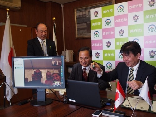M. le maire Hagiwara en conversation via Skype