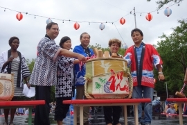 Opening the Sake cask as inauguration of the festival (left to right), Mr. Tsunokawa, President of the JCCCM, Ms. Sakai, President of “Matsuri Japon”, Mr. Kuramitsu, Consul General, Ms. Deros, Montreal City Councillor, Mr. Horii, President of Shokokai