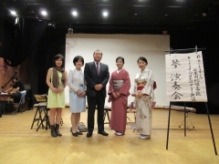 Mme Mariko Suarez, présidente du Centre de la langue japonaise de Montréal (à gauche) et les kotoïstes